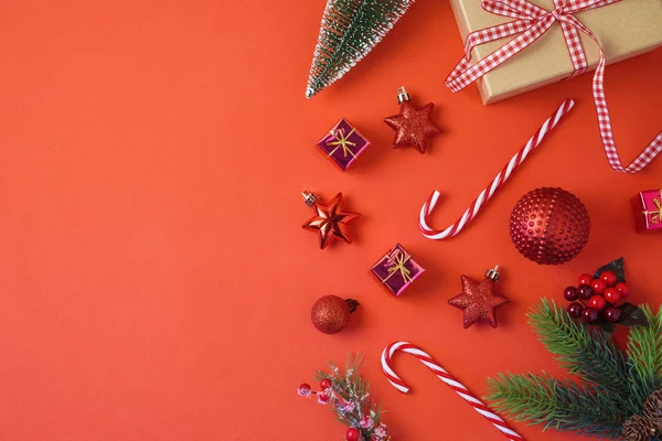 Kerst Vakantie Achtergrond Met Versieringen Ornamenten Rode Tafel Bovenaanzicht Van — Stockfoto