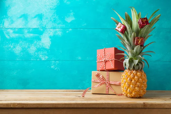 Weihnachtsferien Konzept Mit Ananas Als Alternative Zum Weihnachtsbaum Und Geschenkschachteln — Stockfoto