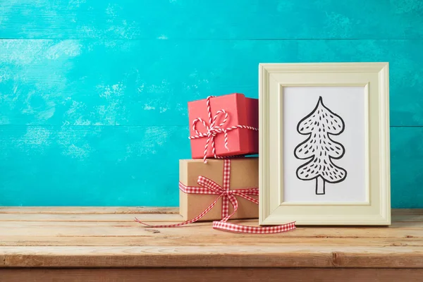 Fondo Navideño Con Dibujo Pino Cajas Regalo Mesa Madera — Foto de Stock