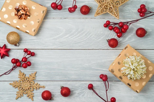 Weihnachten Hintergrund Mit Geschenkschachteln Und Dekorationen Auf Holztisch Draufsicht Von — Stockfoto