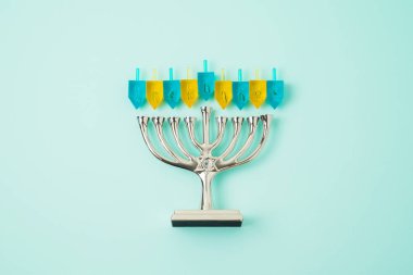 Yahudi tatil Hanukkah menorah ve en fazla iplik arka plan. Üstten görünüm yukarıdan. Düz yatıyordu