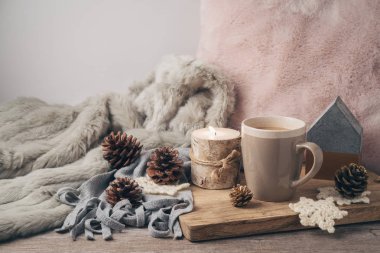 Hygge İskandinav tarzı konsepti ile kahve Kupası, mum, çam kozalakları. Sıcacık kış veya Noel kompozisyon