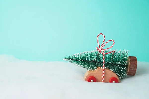 おもちゃの車で松の木にクリスマス休日の背景 — ストック写真