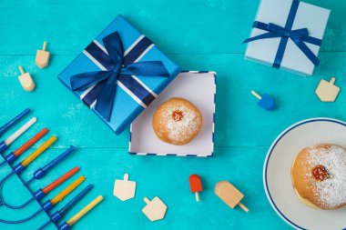 Yahudi Bayramı Hanuka konseptiyle menorah, sufganiyot, hediye kutuları ve iplik başında. Üstten görünüm yukarıdan. Düz yatıyordu