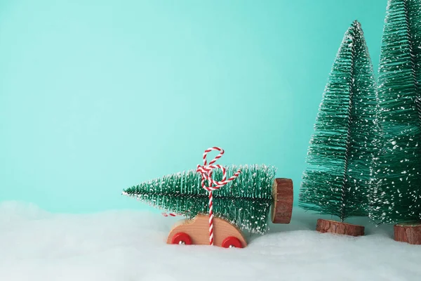 Kerst Vakantie Achtergrond Met Naaldboom Speelgoedauto — Stockfoto