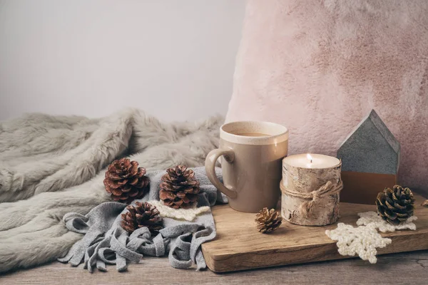 Hygge Skandinavischen Stil Mit Kaffeetasse Kerze Und Tannenzapfen Gemütliche Winter — Stockfoto