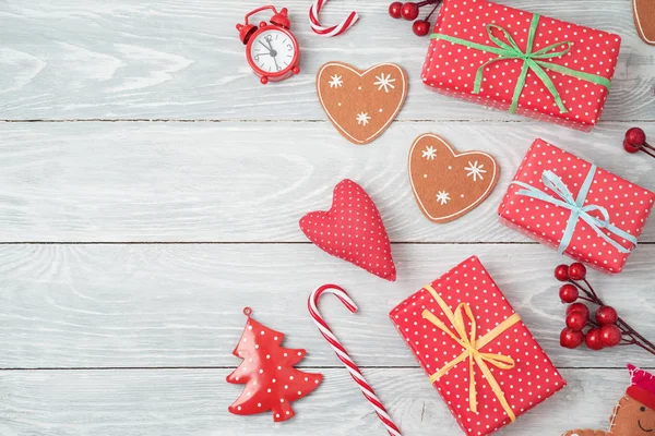 Weihnachten Urlaub Hintergrund Mit Geschenkschachteln Und Dekorationen Auf Holztisch Ansicht — Stockfoto