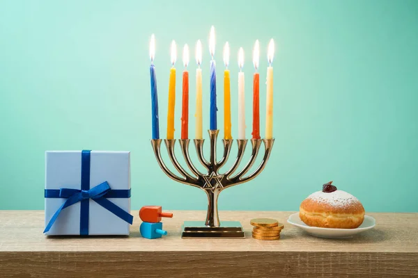 犹太节日光明节背景与门诺拉 Sufganiyot 礼品盒和旋转的顶部在木桌上 — 图库照片