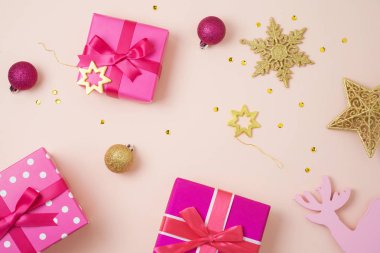 Pembe hediye kutuları ve tablo süslemeleri ile Noel tatil arka plan. Dreamland kavramı. Üstten üstten görünüm 