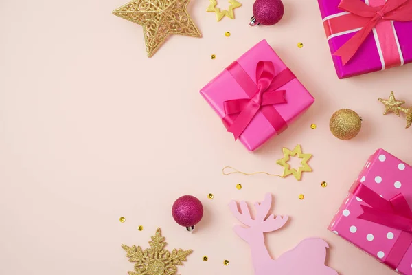 Fondo Navidad Con Cajas Regalo Color Rosa Decoraciones Mesa Concepto — Foto de Stock