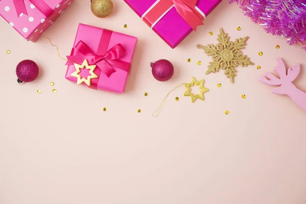 Natale Sfondo Vacanza Con Scatole Regalo Rosa Decorazioni Sul Tavolo — Foto Stock