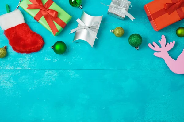 Kerst Vakantie Achtergrond Met Geschenkdozen Kerstballen Decoraties Houten Tafel Bovenaanzicht — Stockfoto