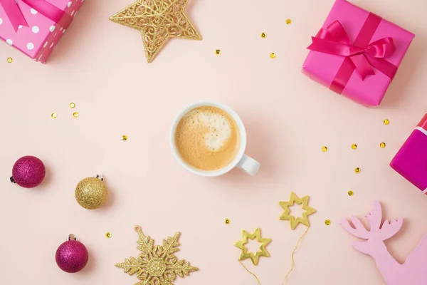 Christmas Holiday Bakgrund Med Kaffekoppen Rosa Presentförpackning Och Dekorationer Bordet — Stockfoto