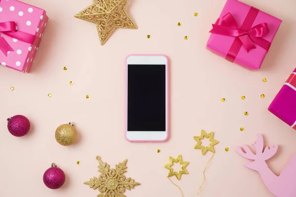 Kerst Vakantie Slimme Telefoon Mock Roze Geschenkdozen Decoraties Tafel Bovenaanzicht — Stockfoto