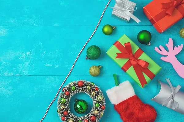 Kerstvakantie Achtergrond Met Geschenkdozen Decoraties Houten Tafel Bovenaanzicht Van Boven — Stockfoto