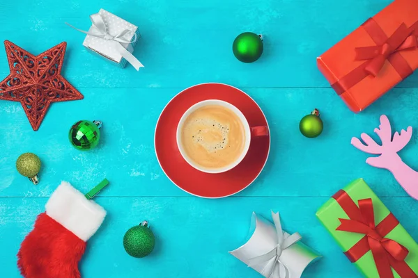 Fondo Navideño Con Taza Café Cajas Regalo Decoraciones Mesa Madera — Foto de Stock