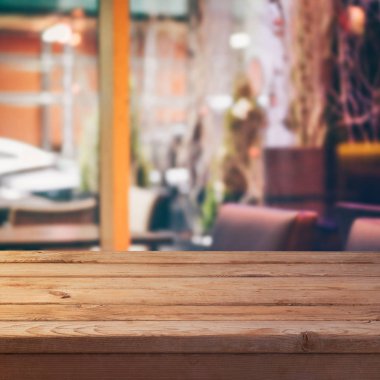 Bulanık arka plan üzerinde boş ahşap tablo