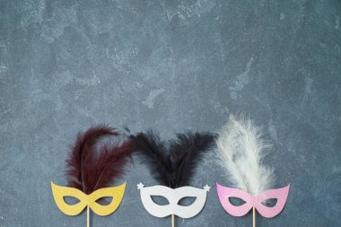 Karnaval ve yeni yıl partisi arka karnaval maskeleriyle booth sahne fotoğraf. Üstten üstten görünüm