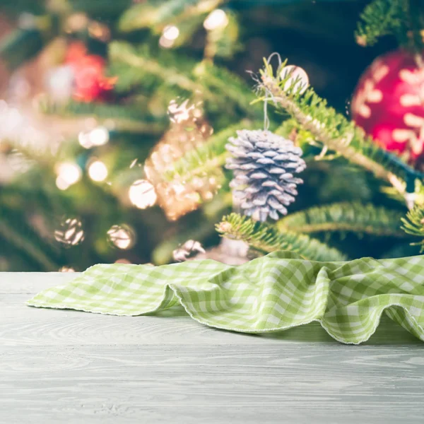 Kerstmis Achtergrond Met Lege Houten Tafel Tafellaken Kerstboom Decoraties — Stockfoto