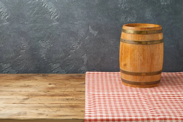 空の木製テーブル ワイン樽と黒い壁の背景の上のテーブル クロス — ストック写真