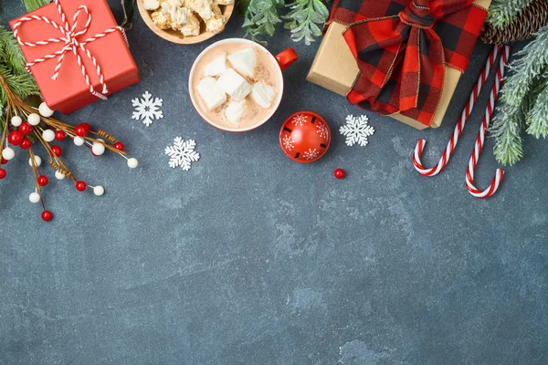 Natale Sfondo Vacanza Con Scatole Regalo Tazza Cioccolata Calda Sulla — Foto Stock