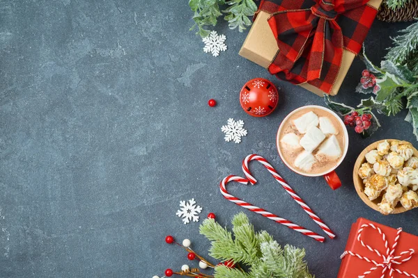 Fondo Navideño Con Cajas Regalo Taza Chocolate Caliente Pizarra Vista —  Fotos de Stock