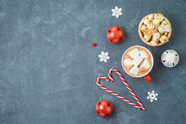 クリスマスの休日の背景にホット チョコレートのカップ 黒板にキャラメル ポップ コーン 上から平面図 — ストック写真