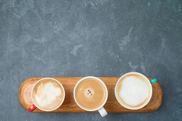 Kahve Fincanları Blackboard Arka Plan Üzerinde Üstten Üstten Görünüm — Stok fotoğraf