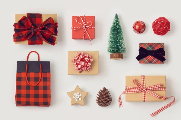 Weihnachtsgeschenkboxen Auf Weißem Hintergrund Ansicht Von Oben — Stockfoto