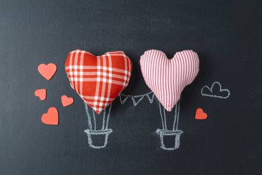 Sevgililer günü kavramı kalp şekil olarak hava balonu üzerinde kara tahta arka plan ile. Üstten üstten görünüm