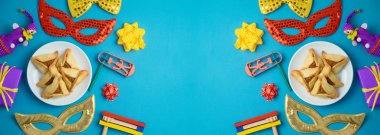Yahudi tatil Purim arka karnaval maskesi, şenlikli ve hamantaschen çerezler ile. Banner tasarım. Üstten Görünüm yukarıdan. Düz yatıyordu