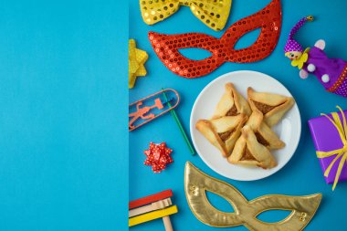 Yahudi tatil Purim arka karnaval maskesi, şenlikli ve hamantaschen Çerezler ile. Üstten görünüm yukarıdan. Düz yatıyordu
