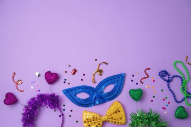 Karnaval veya karnaval maskesi, mardi gras arka plan booth sahne fotoğraf ve sakallar. Üstten üstten görünüm