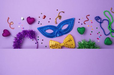 Karnaval veya karnaval maskesi, mardi gras arka plan booth sahne fotoğraf ve sakallar. Üstten üstten görünüm