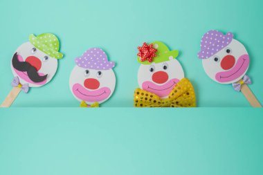 Yahudi tatil Purim arka plan şirin kağıt ile karakter palyaço. Üstten görünüm yukarıdan. Düz yatıyordu