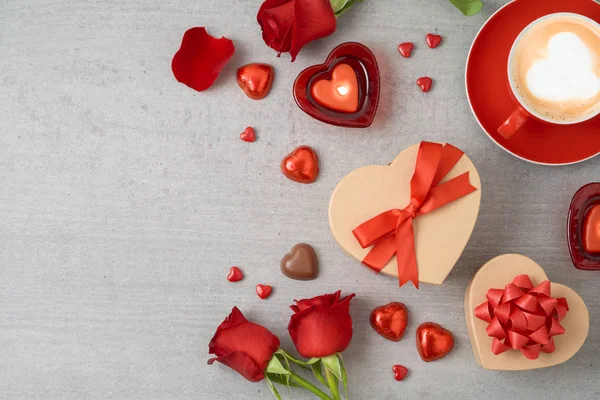 Sfondo San Valentino Con Tazza Caffè Cioccolatini Forma Cuore Candele — Foto Stock