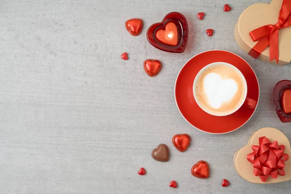 Valentinstag Hintergrund Mit Kaffeetasse Herzförmigen Pralinen Kerzen Und Geschenkschachteln Ansicht — Stockfoto