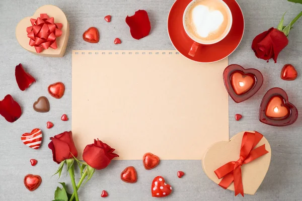 Valentinstag Hintergrund Mit Kaffeetasse Herzförmigen Pralinen Kerzen Und Geschenkschachteln Ansicht — Stockfoto