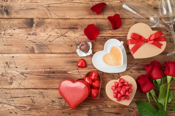 Valentinstag Konzept Mit Kaffeetasse Herzförmigen Pralinen Rosenblüten Und Geschenkschachteln Auf — Stockfoto