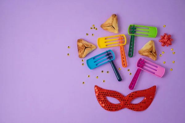 Férias Judaicas Fundo Purim Com Biscoitos Hamantaschen Barulhento Máscara Carnaval — Fotografia de Stock