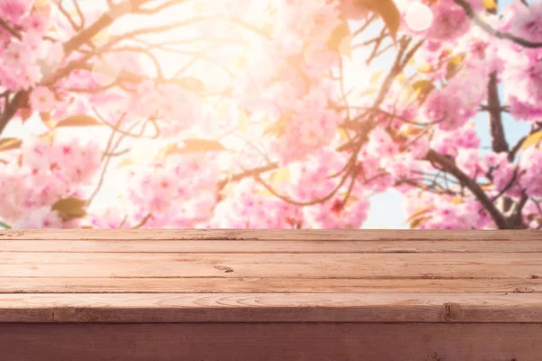 桜の花の木の上で空の木製のテーブルには 背景がぼやけています 春のコンセプトです ディスプレイやモンタージュの製品のために模擬します — ストック写真