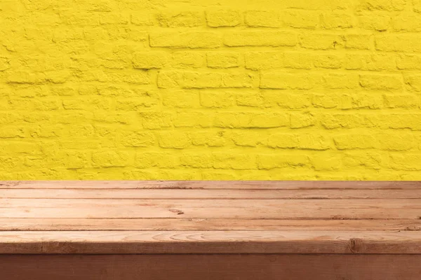 Üres Fából Készült Asztal Fölött Sárga Tégla Kőfal Hátteret Felhasználható — Stock Fotó