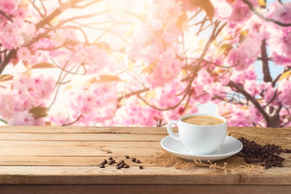 Xícara Café Com Grãos Café Mesa Madeira Sobre Flor Cerejeira — Fotografia de Stock