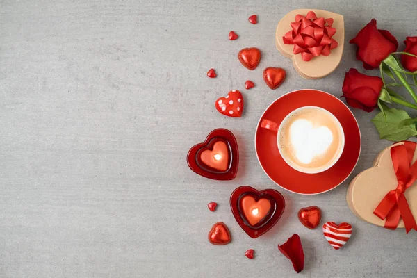 Tło Valentine Day Filiżanki Kawy Czekolady Kształt Serca Świece Kwiatów — Zdjęcie stockowe