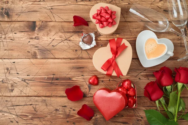 Valentinstag Konzept Mit Kaffeetasse Herzförmigen Pralinen Rosenblüten Und Geschenkschachteln Auf — Stockfoto