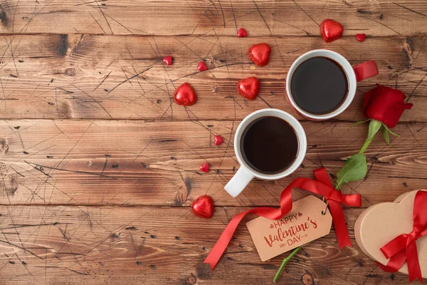 Concepto San Valentín Con Tazas Café Chocolates Forma Corazón Flor — Foto de Stock