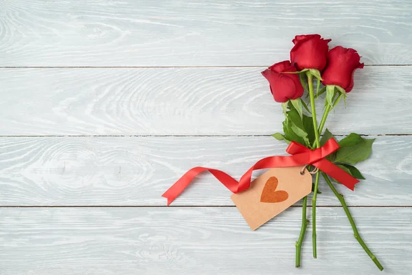 Concetto San Valentino Con Fiori Rosa Tag Regalo Sfondo Legno — Foto Stock