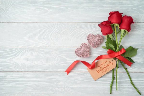 Valentinstag Konzept Mit Rosenblüten Geschenkanhänger Und Glitzernden Herzformen Auf Holzgrund — Stockfoto