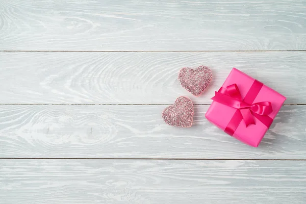 キラキラのハートの形と木製の背景にピンクのギフト ボックス バレンタインのコンセプトです 上から平面図です フラットを置く — ストック写真