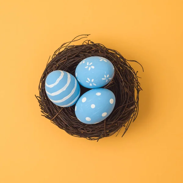 Concepto Vacaciones Pascua Con Huevos Pascua Decoraciones Nidos Aves Concepto — Foto de Stock